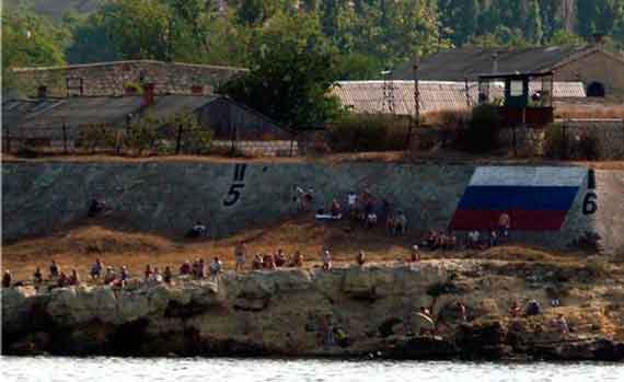 В Севастополе на Северной стороне 16 апреля мужчина сорвался со скалы. Инцидент произошёл во второй половине дня.