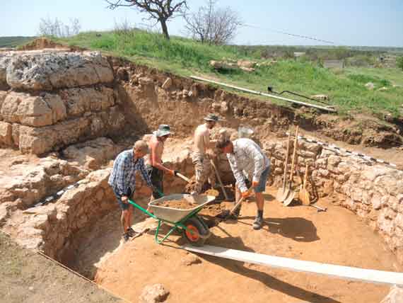 Экспедиция музея-заповедника «Херсонес Таврический» ведет раскопки древней усадьбы близ поселка Кальфа в Севастополе.