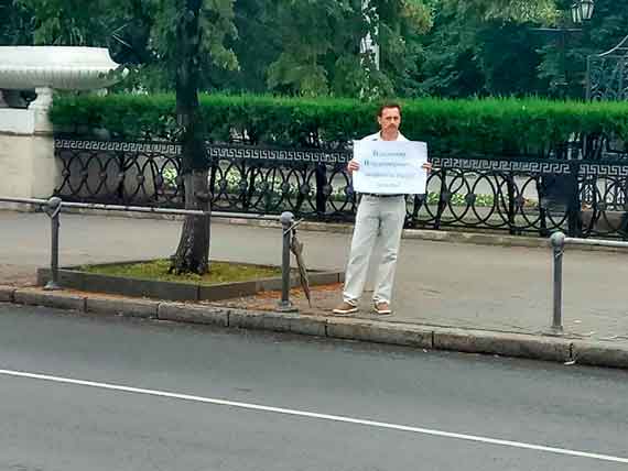 Люди стояли вдоль проезжей части улицы Ленина и проспекта Нахимова на расстоянии 60 метров друг от друга: по новому законодательству, чтобы пикет был признан одиночным, нужно, чтобы это расстояние составляло не менее 50 м. Стояли они и на площади Нахимова.