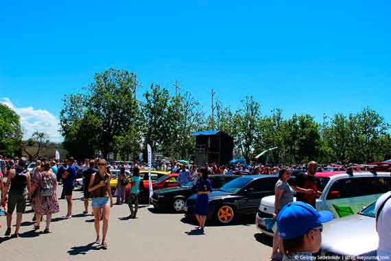 Вчера, 11 июня, на площади Нахимова была выставка автомобилей и мотоциклов. Кроме того, проходили соревнования по автозвуку и тюнингу.