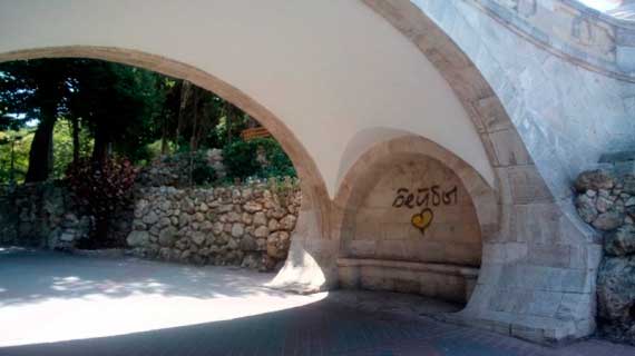 На выходных днях на Приморском бульваре, во внутренней нише Драконьего мостика над лавочкой появилась надпись «Бейбы», а рядом - желтое сердце. Севастопольцы негативно реагируют на «художество»: