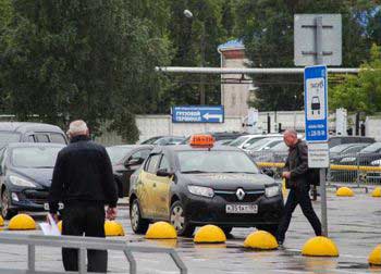 В течение двух месяцев на центральном кольце Севастополя должны появиться обозначенные места стоянки для легализовавшихся частных таксистов.