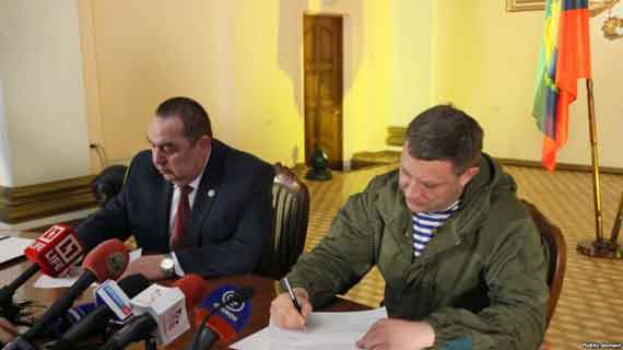 Игорь Плотницкий и Александр Захарченко (справа), главари группировок «ДНР» и «ЛНР», которые признаны в Украине террористическими. Луганск, 17 февраля 2017 года