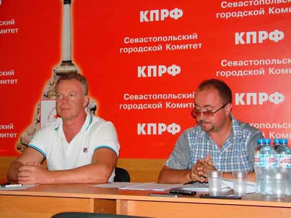 Роман Кияшко (слева) и юрист РО КПРФ на пресс-конференции