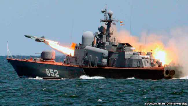 Как старожил Севастополя, я помню, что раньше на День ВМФ можно было увидеть, как надводный корабль выполняет стрельбу крылатой противокорабельной ракетой класса «Термит»