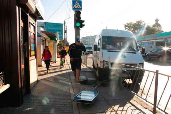 В Севастополе возле остановки общественного транспорта «Улица Блюхера» утром 28 сентября произошла авария с участием маршрутного такси.