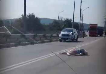 Утром в среду, 20 сентября, под Севастополем насмерть сбили женщину.  Об этом сообщают очевидцы в социальных сетях.  Авария случилась на Президентской трассе.