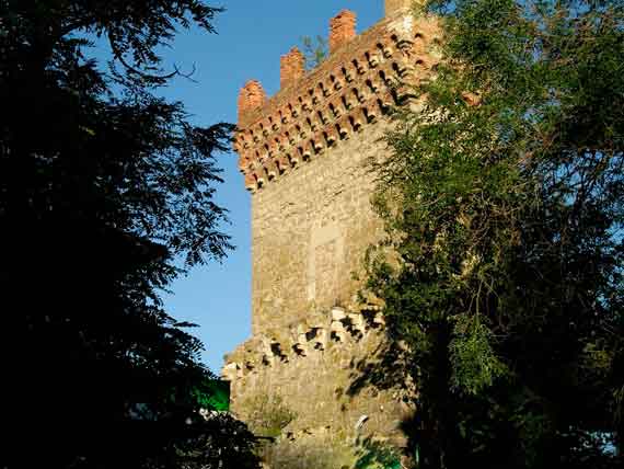 Башня Святого Константина относится к числу самых известных достопримечательностей и памятников средневековой архитектуры Феодосии