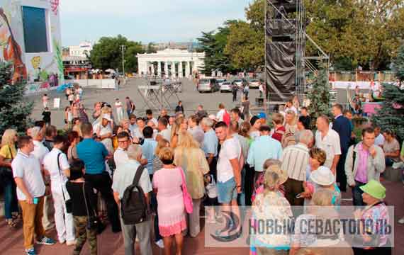 Проанонсированный организаторами «имущественный митинг» 1 сентября на площади Нахимова, несмотря на предупреждение чиновницы от правительства Севастополя, состоялся