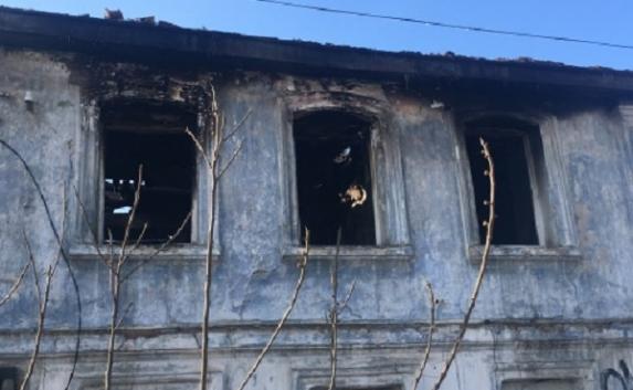 Жители сгоревшего дома в Севастополе до сих пор не вошли в программу по переселению из аварийного жилья, а в Ялте не помогают разобрать завалы от пострадавших при пожаре построек.