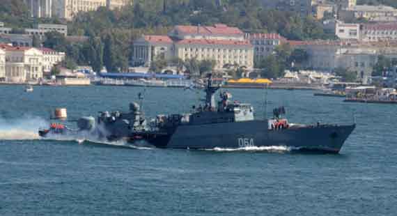 Корабли и подводные лодки Черноморского флота вышли в море для отработки плановых задач боевой подготовки.