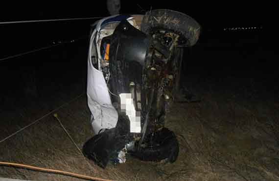 Водитель Renault Kangoo в тёмное время суток не справился с управлением и допустил столкновение с опорами электропередач, вследствие чего опора сорвалась вниз, и транспортное средство повисло на проводах