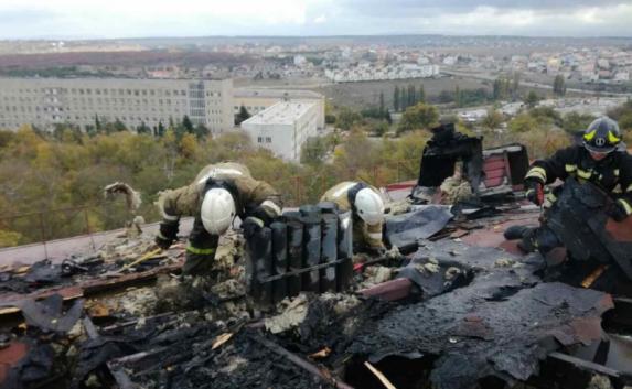 Возгорание в жилом доме на проспекте Острякова тушили более тридцати пожарных. Также им удалось спасти четверых детей.