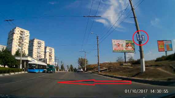 Участок проспекта Октябрьской Революции. Дорожный знак говорит о наличии одной полосы для движения прямо и двух полос встречного движения. На фото видно, что в действительности все наоборот.