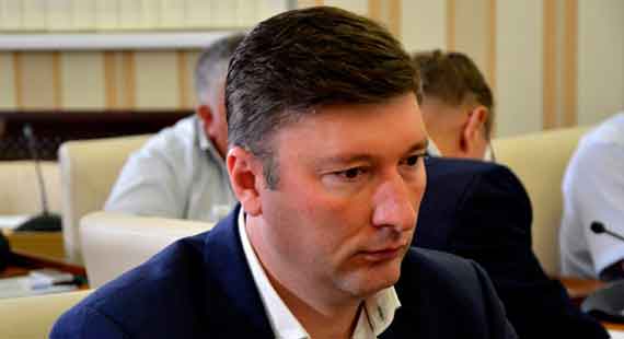 Председатель Государственного комитета по делам межнациональных отношений и депортированных граждан Крыма Заур Смирнов подал в отставку.