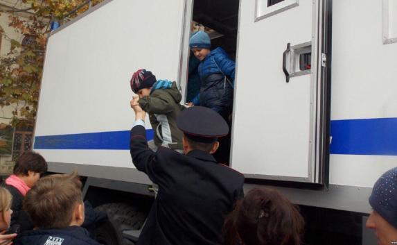 в честь дня МВД в Севастополе полицейские дали детям посидеть в автозаке 