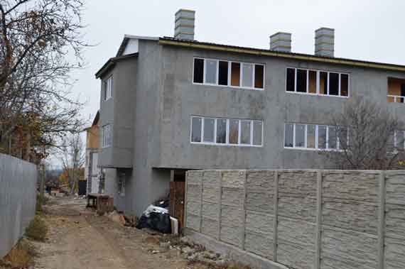 В Севастополе на земле для огородов и дач строят многоквартирные дома