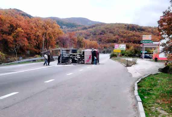 Вчера во второй половине дня у горы Гасфорта под Севастополем перевернулся грузовик