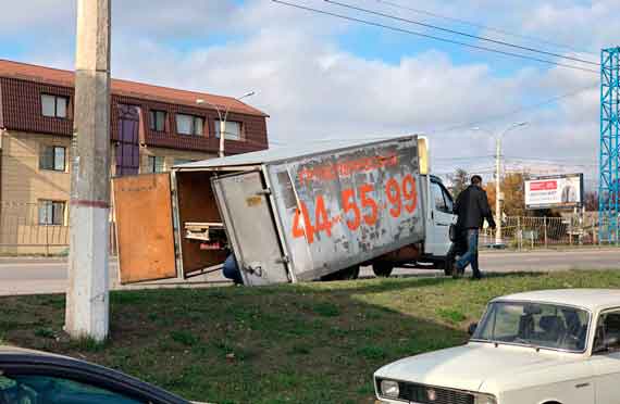в Симферополе вчера прямо на ходу развалился фургон "Газели"