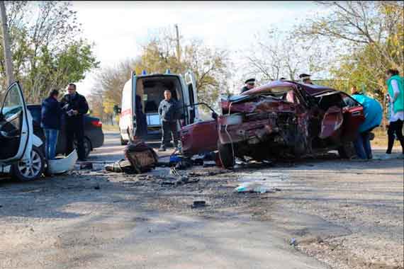 В Крыму 4 ноября при столкновении автомобилей ВАЗ и Hyundai погиб мальчик, ещё один ребёнок реанимирован, всего травмы получили десять человек.