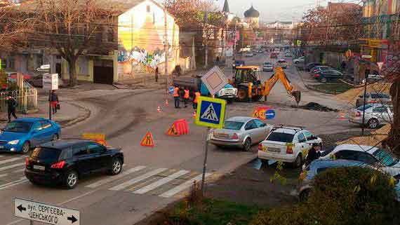 Улица Караимская в центре Симферополя перекрыта из-за проведения работ по прокладке газопровода на перекрестке с ул. Сергеева-Ценского.