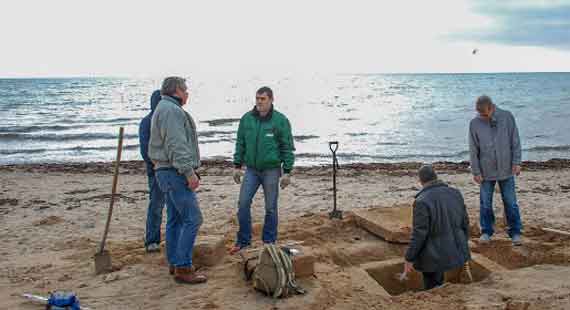 Случайный прохожий нашел на песчаном пляже Евпатории фрагмент надгробной плиты, о чем уведомил местный краеведческий музей