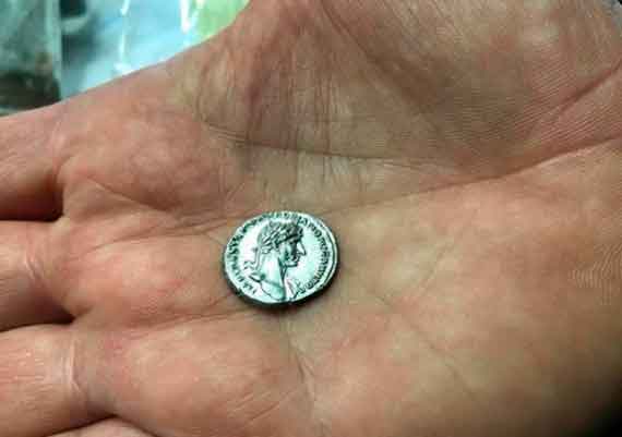 археологи обнаружили прекрасно сохранившуюся серебряную монету - римский динарий