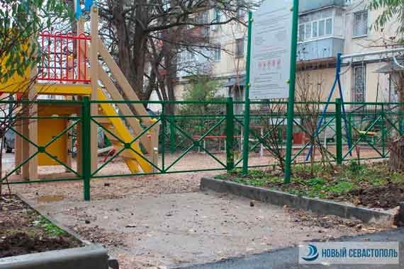 Севастопольские власти установили детскую площадку во дворе дома №15 на ул. Симферопольская, хотя местные жители никаких обращений по этому поводу не делали. 