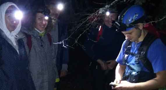 Спасатели три часа эвакуировали троих заблудившихся в районе горы Аю-Даг московских туристов