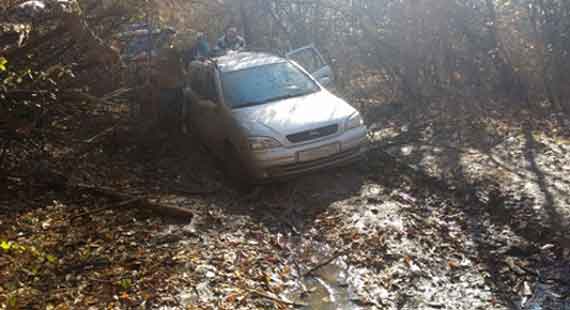 Дежурные сотрудники cимферопольского аварийно-спасательного отряда «Крым-Спас» эвакуировали автомобиль Opel Astra, который застрял в грязи в районе Симферопольского водохранилища.