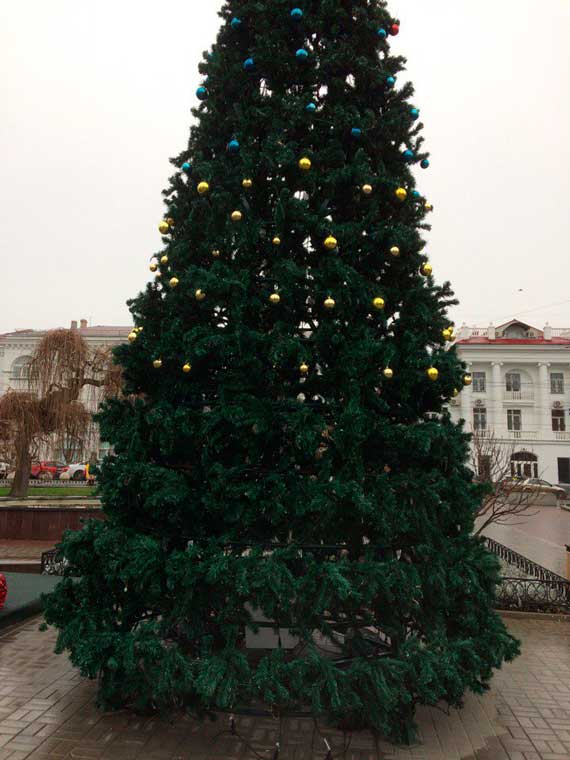 В Севастополе с новогодней елки, установленной возле Дворца детства и юности, украли практически половину игрушек.