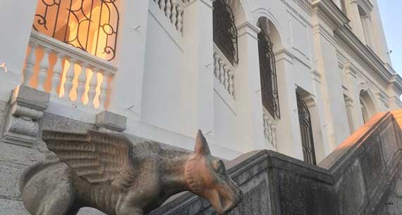 Один из пользователей соцсетей, житель Ялты Михаил Орлов указал, что исторические фасады дворца из натурального камня попросту закрашивают краской.