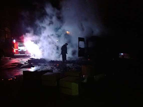 В центре крымской столицы, в районе Москольца, вечером 22 декабря во дворе дома по улице Киевская, 141, друг за другом произошло два взрыва. Первый - в 20.16, второй - в 20.19. Пожар начался на парковке возле гаражей.