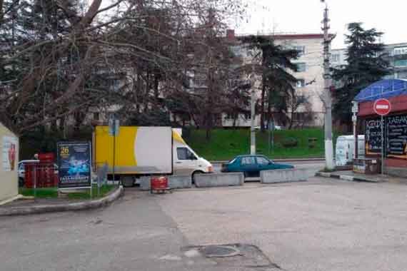 В Севастополе полностью запретили въезд на парковку у рынка на площади 50-летия СССР. Об этом сообщили местные жители и даже проиллюстрировали, выложив в сети фото.