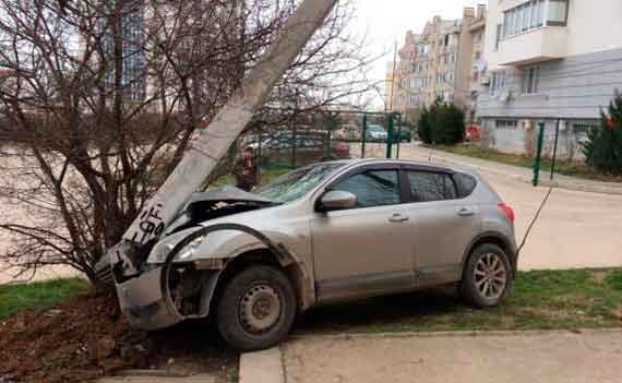 в Севастополе на улице Астана Кесаева, водитель легковушки Nissan Qashqai сломал электроопору
