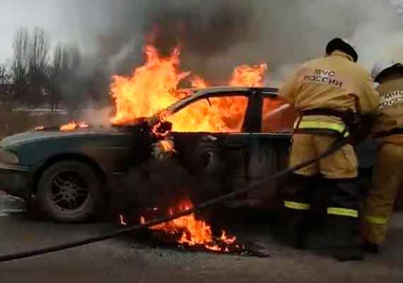В 15:00 на пульт пожарной охраны поступило сообщение о том, что в районе Богдановки прямо на трассе загорелся BMW.