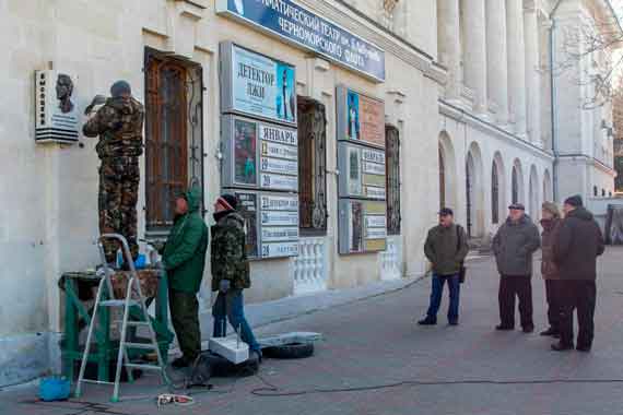 28 января в Севастополе состоится торжественное открытие мемориальной таблички барду Владимиру Высоцкому. Ее уже установили на фасаде здания Матросского клуба на площади Ушакова.