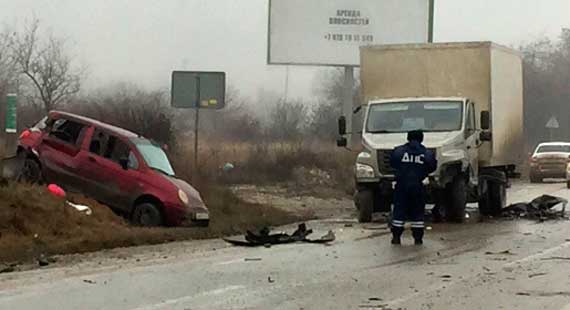 ДТП произошло сегодня около 13.00 в Симферопольском районе неподалеку от села Донское. Столкновение произошло между BMW X5, грузовиком и другим легковым автомобилем, предположительно Daewoo Matiz.