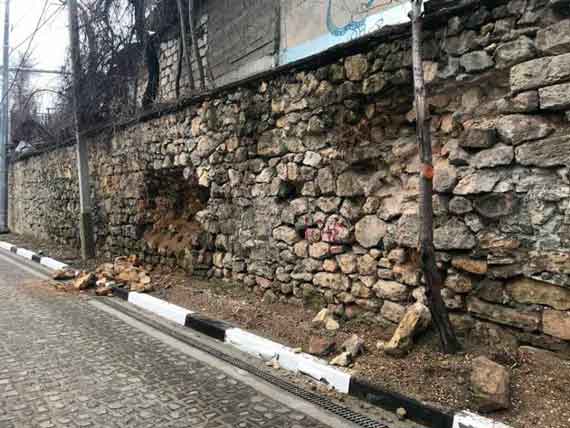 В Севастополе на улице Василия Кучера разрушилась часть подпорной стены. Камни ветхой конструкции выпали, в стене образовалась полость.