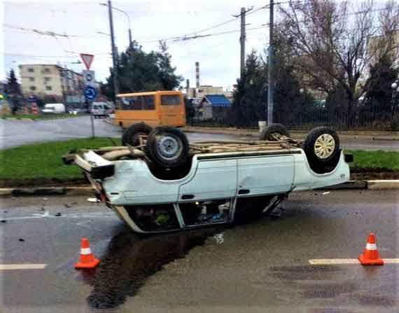 На кольцевой развязке в Севастополе произошло ДТП с участием двух автомобилей, один из которых перевернулся