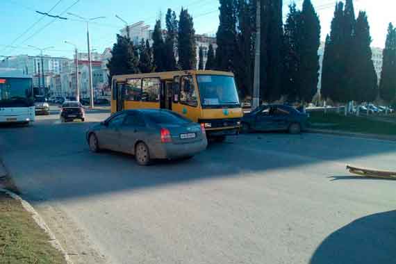 25 января в Севастополе произошла авария с участием пассажирского автобуса и легкового автомобиля, водитель которого и стал виновником ДТП.