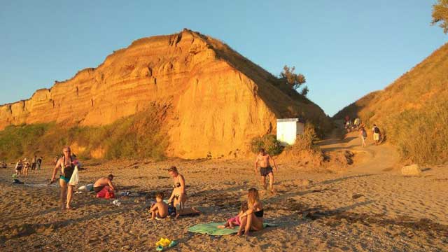 Немецкая балка - популярное место пляжного отдыха в Севастополе неподалеку от поселка Кача. Под высоким обрывистым глиняным склоном расположена узкая полоска песчано-галечного пляжа, растянувшегося на несколько километров.