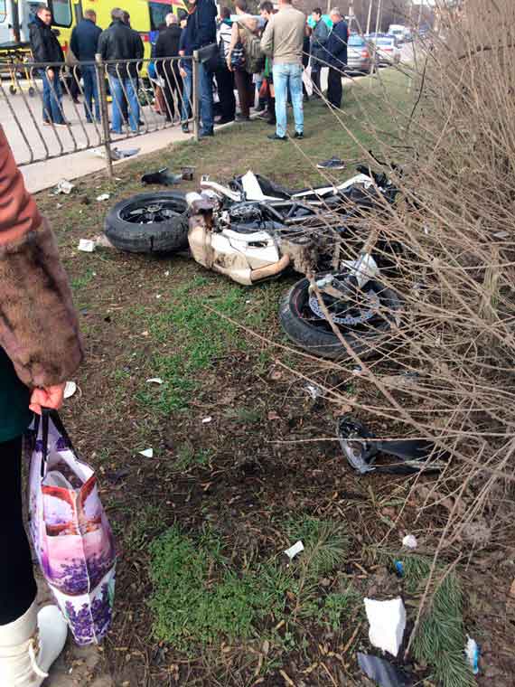 В Симферополе сегодня произошла дорожная авария с участием мотоцикла и автомобиля Mazda CX-5. Об этом сообщают в соцсетях очевидцы ДТП.