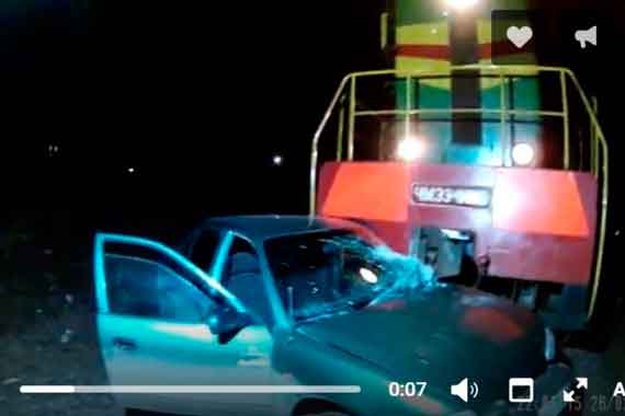ДТП в Севастополе произошло на железнодорожном переезде в Балке Бермана с участием иномарки и поезда. По словам очевидцев, в аварии пострадала девушка.