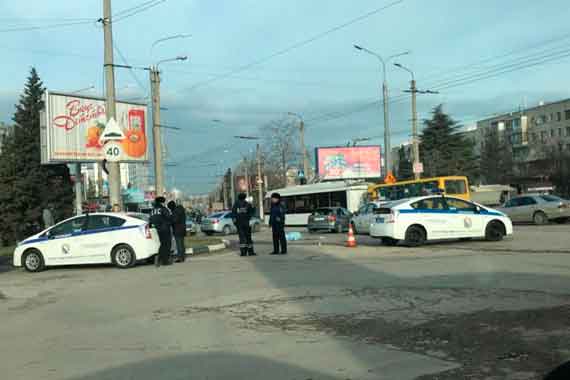 Утром, 14 февраля, в районе «Летчиков» на остановке Степаняна в Севастополе произошло смертельное ДТП. По словам очевидцев, водитель на большой скорости сбил пешехода. От полученных травм тот скончался на месте.