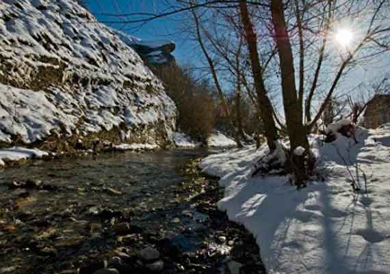 горная река в Крыму зимой