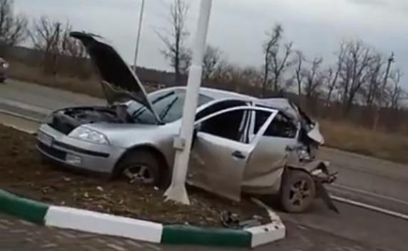 В районе села Орехово восьмитонный пожарный КамАЗа, следующий на вызов, столкнулся с легковушкой. Водитель иномарки госпитализирован.
