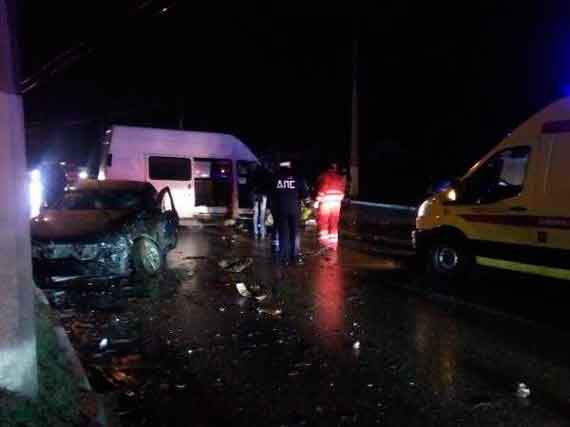 В Севастополе около 22:00 24 февраля на улице Степаняна рядом с поворотом к гипермаркету «Добрострой» произошло ужасное ДТП, в котором лоб в лоб столкнулись три автомобиля.