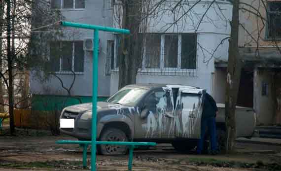 В Керчи ночью неизвестные вандалы изуродовали припаркованную во дворе машину. Автомобиль облили краской и прокололи колеса.