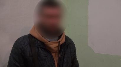 Сотрудники патрульно-постовой службы полиции ОМВД по Нахимовскому району на маршруте патрулирования задержали 39-летнего мужчину, который хранил наркотики в своем автомобиле.